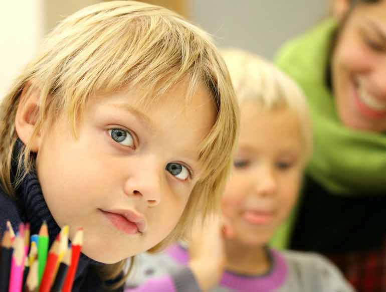 2-niños--maestra-lapices_770x582_optm