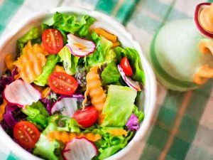 Bol-con-ensalada-variada-y-aceitera